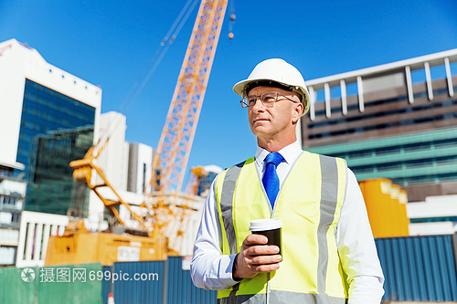 建筑工地的工程师建设者建筑工程师施工场景穿着安全背心咖啡