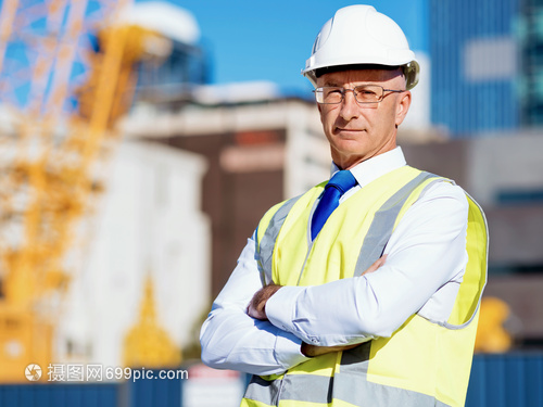 建筑工地的工程师建设者建筑工程师施工场景穿着安全背心